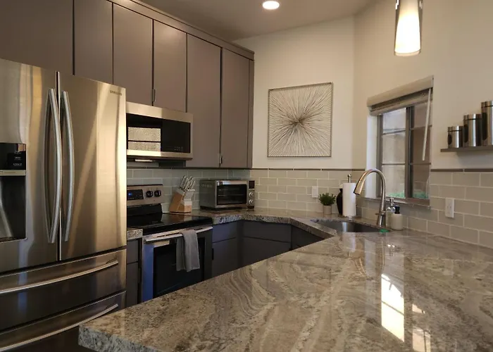 New Listing Special! 3 Bedroom House In Prime Location Phoenix